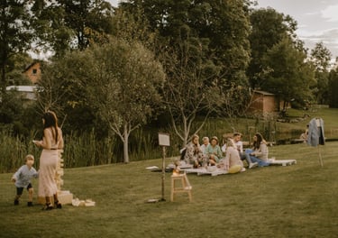 vestuvės gamtoje ir svečiai pievoje