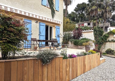 habillage en bois d'une façade de terrasse surélevée