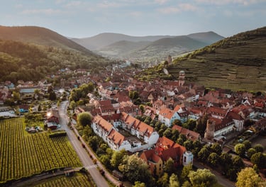 Une ville en montagne mise en valeur par un point de vue aérien prise par drone