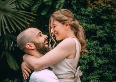 Un couple sourient et s'embrassent le jour de leur mariage
