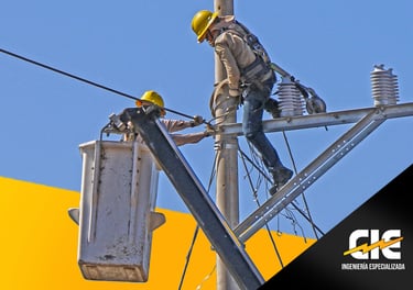 hombres cambiando de postes de madera que presentan fisura a postes de concretos