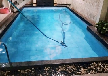 Perawatan kolam renang dan penjernihan air kolalm renang agar bersih dan sehat.
