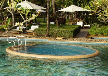 Kolam jakuzzi lengkap dengan parijet dan airpanas nya.