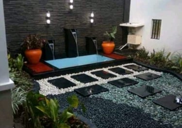 Dekorasi taman dan kolam renang yang cantik lengkap denga air mancurnya dan guci di kanan kiri nya.