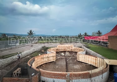 Proses pemasangan begisting kolam renang