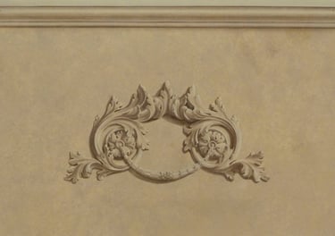 Ornementation, moulures et fausse pierre peintes dans cette grisaille en trompe-l'oeil