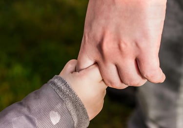 niño sujetando la mano de su padre