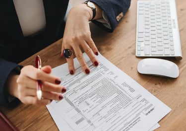 manos de una abogada revisando tramites administrativos