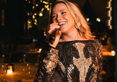 Interactive roaming wedding singer providing immersive live entertainment during a luxury wedding di