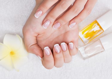 Unhas com francesinhas bem feitas por manicure profissional