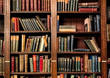 Libros muchos en una biblioteca