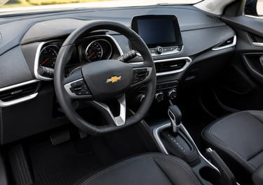 Interior da Chevrolet Tracker LTZ com painel, central multimídia e câmbio automático.