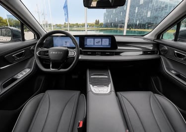 Interior do Omoda 5 Prestige com painel digital, multimídia e acabamento premium