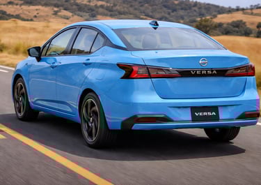 Nissan Versa 2027 azul visto pela traseira em movimento na estrada