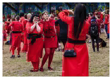 Zwei Frauen posieren für ein Foto bei einer Tanzveranstaltung.