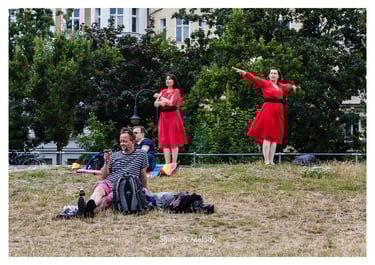 Zwei Frauen üben einen Kate-Bush-Tanz im Görlitzer Park.