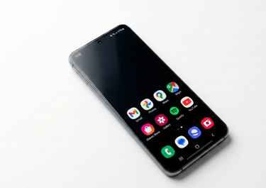 Smartphone Samsung Galaxy A26 mostrando a tela inicial com cores vibrantes.