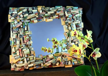 Exklusives GREEN RUBIN Spiegel-Unikat mit massivem Rahmen aus bunten Holzscheiten