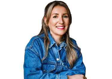 architecte d'intérieur Biarritz : Femme blonde souriante avec chemise en jean Balzac