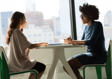 Jovens líderes praticando empatia digital em troca de feedback