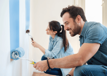 ovem realizando serviço de pequeno reparo doméstico, empreendedorismo digital no dia a dia