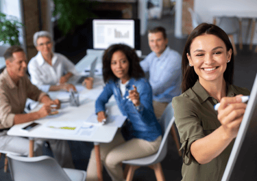 Jovens lĂderes analisando soluçÔes em quadro