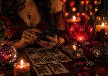 cartomante online amor realizando consulta de tarot para relacionamento e sentimentos 