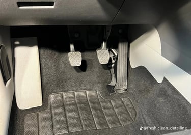 Interior de coche completamente limpio después de la limpieza profesional en Cáceres