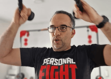 Treino de força com o personal trainer coordenando o exercicio