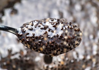 Primer plano mostrando la textura gelatinosa (mucílago) que sueltan las semillas de chía tras 10 minutos en agua