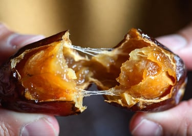 Dátil Medjool abierto por la mitad mostrando su interior pegajoso y brillante tipo caramelo