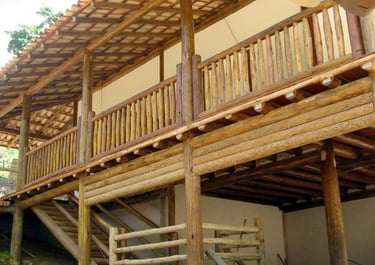 Deck de eucalipto tratado em uma casa - mão de obra imader