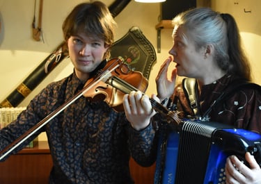 Foto af Helle og Andreas Asmild, der er mor og søn og underholder med musik og skuespil