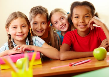 imagem de crianças reunidas na escola 