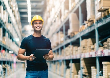 Funcionário de armazém sorridente  durante a gestão de inventário.