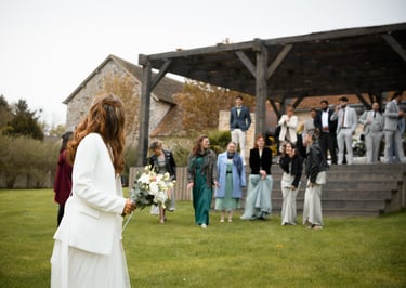La mariée qui se prépare aux jeté de bouquet. Les témoins et invités se préparent pour l'attraper