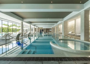 spa with jaccuzi and white pillars