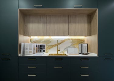 Showroom cocina moderna de lujo con mármol, tonos verdosos y grifería dorada