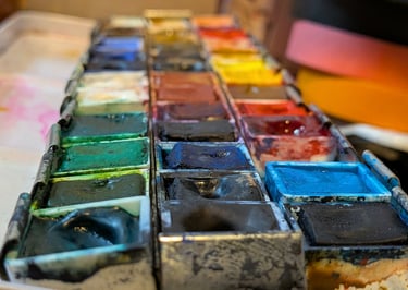 Macro foto van een aquarel pallet met napjes verf