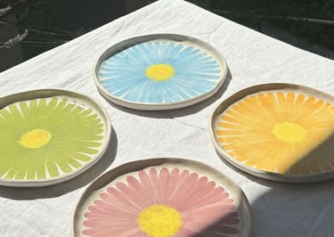 assiettes fleurs bleu orange vert rose