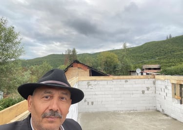 Pastor Luca tar bilde av byggeprosessen.