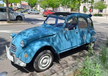 Photo 3/4 avant de la 2cv4 de 1972 sur un parking