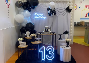 Aluguel de decoração teen preta e branca na Freguesia do Ó com painel ripado e laços decorativos