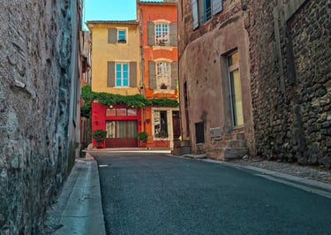 piccolo vicolo di un paesino francese con palazzine colorate arroccate
