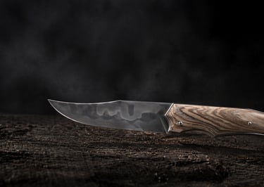 Couteau pliant le résistant avec manche en frêne sur fond sombre au format paysage