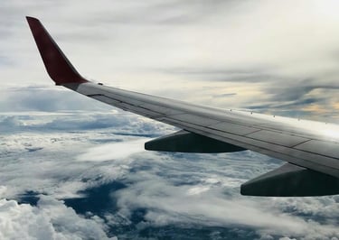 Ilustração de avião no céu representando serviços de viagens aéreas