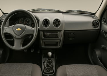 Interior de um Chevrolet Celta com painel e volante simples, em bom estado de conservação.