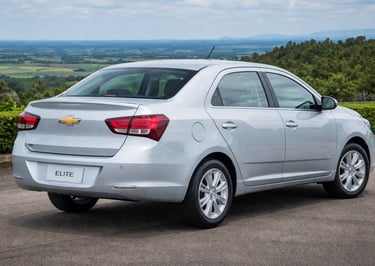 Chevrolet Cobalt Elite 2017 automático visto de trás com foco no espaço e porta-malas
