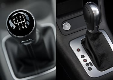 Comparação entre câmbio manual e automático em consoles de veículos modernos.