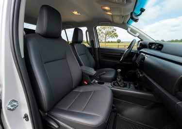 Interior da Toyota Hilux STD 2026 com bancos dianteiros e câmbio manual